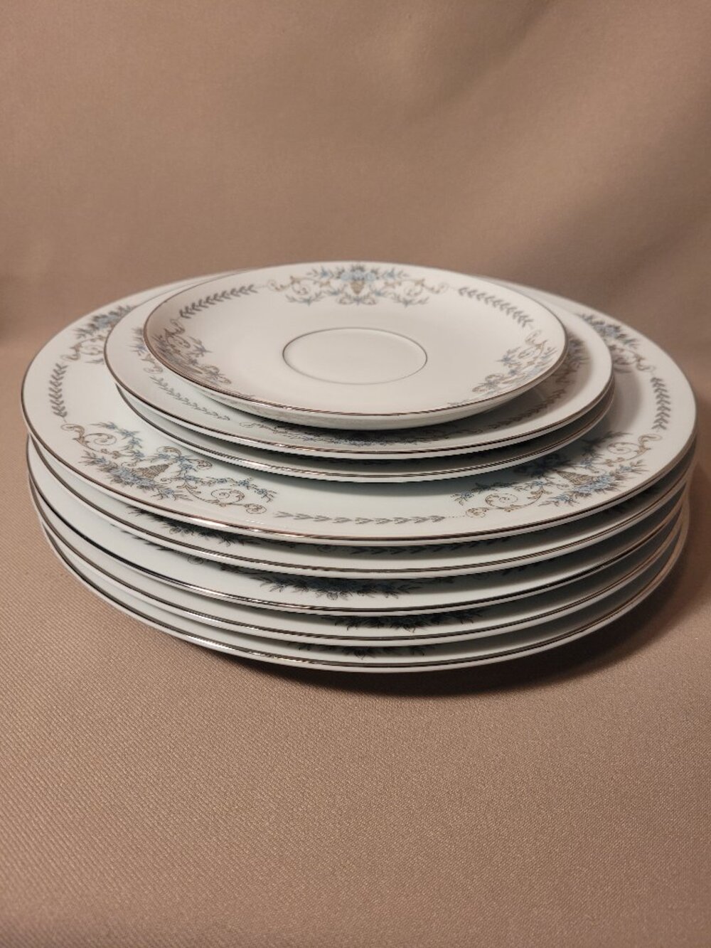Mikasa Margaret 5555 Lot of 5 Dinner 2 Salad Plates 1 Saucer EXCELLENT!
